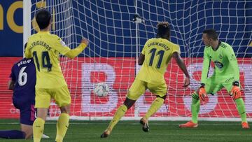 CASTELLON, SPAIN - NOVEMBER 2: Samuel Chukwueze of Villarreal scores the first goal to make it 1-0 during the La Liga Santander match between Villarreal v Real Valladolid at the Estadio de la Ceramica on November 2, 2020 in Castellon Spain (Photo by Davi