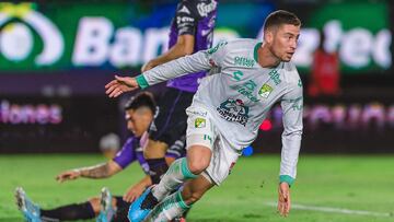Santiago Ormeño en un partido con el León.