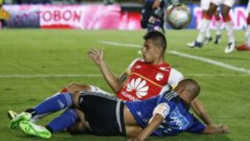 Juan Daniel Roa, de Santa Fe, y M&aacute;yer Candelo, disputando una pelota en el segundo cl&aacute;sico del Apertura 2015.