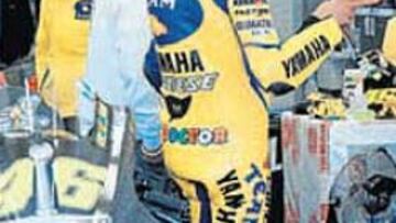 <b>NUEVO DISEÑO. </b>Rossi ha colocado una espada cortando el dorsal 46.