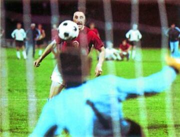 La final de la Eurocopa de 1976 será recordada por la pena máxima decisiva, la ejecutará un jugador de uan manera diferente a la acostubrada. Con el 2-2 en el marcador las selecciones de Alemania y Checoslovaquia llegan a la tanda de penlatis. en la portería alemana estaba Maier; en la checa, Viktor. El cuarto lanzamiento alemán lo había fallado Hoeness y era el turno para el quinto lanzamiento de Checoslovaquia. Fue entonces cuando Panenka sorprendió con su sangre fría y chutó por el centro, picado y suave, engañando al portero. Creó un estilo que aún es mundialmente imitado. Habia nacido el penalti a lo Panenka.