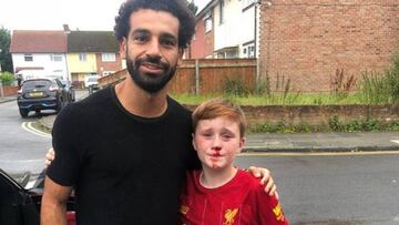 El gesto de Salah con un niño, aficionado del Liverpool, que acabó ensangrentado