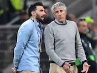Quique Setién y Éder Sarabia durante el partido de Europa League en San Siro.