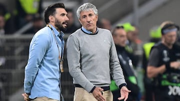 Quique Setién y Éder Sarabia durante el partido de Europa League en San Siro.