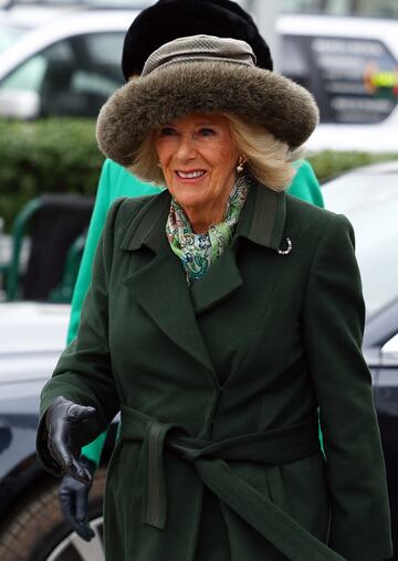 Camila de Cornualles, reina consorte del Reino Unido, durante el Festival de Cheltenham.