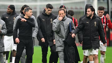 Soccer Football - Serie A - AC Milan v Parma - San Siro, Milan, Italy - January 26, 2025 AC Milan coach Sergio Conceicao talks to Davide Calabria after the match REUTERS/Daniele Mascolo