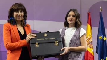 La hasta ahora ministra de Igualdad, Irene Montero (d), traspasa su cartera de Igualdad, a la hasta ahora concejala de Cultura y Turismo en el ayuntamiento de Valladolid, Ana Redondo (d), en la sede del Ministerio de Igualdad, a 21 de noviembre de 2023, en Madrid (España). En la segunda legislatura del Gobierno de coalición del PSOE, Ana Redondo ha sido nombrada como nueva ministra de Igualdad por el presidente del Gobierno. Hasta las pasadas elecciones municipales del 28 de mayo era teniente de alcalde y concejala de Turismo y Cultura en el ayuntamiento de Valladolid. Redondo era la número dos del entonces alcalde de Valladolid, Óscar Puente, que ahora será ministro de Transportes y Movilidad Sostenible.
21 NOVIEMBRE 2023;IGUALDAD;PODEMOS;IRENE MONTERO;ANA REDONDO;CARTERA
Eduardo Parra / Europa Press
21/11/2023