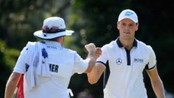 Kaymer choca el pu&ntilde;o con su caddie, Craig Connolly. 
 