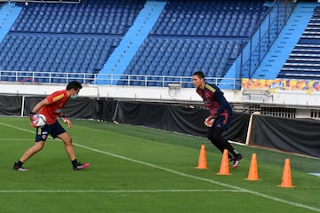 La Selección Colombia entrenó por primera vez en el Metropolitano para preparar el duelo ante Argentina. Activación física, movilidad y definición fueron los trabajos del equipo nacional 