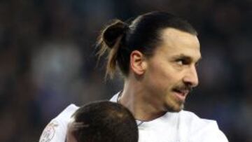 Ibra se abraza con Lucas Moura.