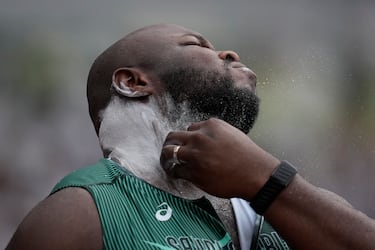 Mohammed Daoud B. Tolu, de Arabia Saudita, se marca el cuello con tiza durante la prueba de lanzamiento de peso masculino en el Campeonato Mundial de Atletismo de Tokio.