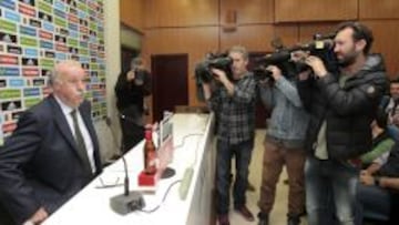 LA PENÚLTIMA. Del Bosque resopla antes de dar la lista para los amistosos contra Inglaterra y Bélgica, la penúltima antes de la definitiva de los 23 jugadores que irán a la Eurocopa de Francia del próximo verano.