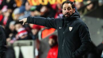EPA6981. PRAGA (REPÚBLICA CHECA), 14/03/2019.- El entrenador de Sevilla, Pablo Machin, reacciona este jueves durante un partido de la ronda 16 Liga Europa de la UEFA entre el SK Slavia Praga y el Sevilla FC, en Praga (República Checa). EFE/