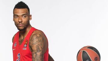 Joel Bolomboy posa con la camiseta del CSKA Moscú.