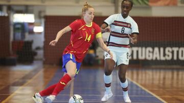 Ana Luj&aacute;n con el bal&oacute;n.