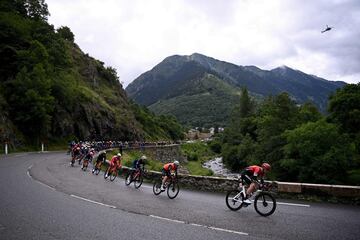 El pelotón durante la etapa16  de la 108 edición de la carrera ciclista del Tour de Francia, 169 km entre Pas De La Case y Saint-Gaudens