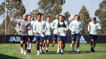 Los diez jugadores de campo que se perfilan como titulares ante el Atl&eacute;tico corren junto al preparado f&iacute;sico.