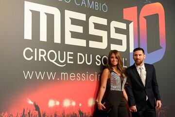 El futbolista argentino Leo Messi y su esposa Antonella Rocuzzo posan para los fot¨®grafos en la alfombra roja de la fiesta de presentaci¨®n del nuevo show de Cirque du Soleil inspirado en el jugador del F.C. Barcelona