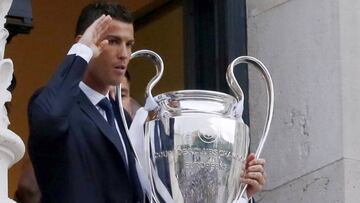 Cristiano Ronaldo posa con el trofeo de la Champions en el balcón del Palacio de Cibeles