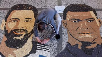 El artista kosovar Alkent Pozhegu ultima los detalles de un mosaico con las imágenes de Mbappé y Messi, los dos protagonistas de la final que se juega hoy.