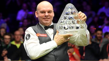 Stuart Bingham posa con el trofeo Paul Hunter de campe&oacute;n del Dafabet Masters de Snooker.