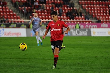 El 27 de Octubre de 2013 debutó con 17 años en el primer equipo del Mallorca. Esa temporada jugó 20 partidos y logró un gol y una asistencia. "Sus compañeros de equipo se percataron de que se trataba de un jugador diferente desde el primer entrenamiento" comentó José Luis Oltra, técnico del equipo insular en aquella campaña.