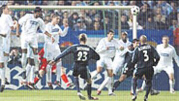 <b>BECKS, EL EXPERTO</b>. David Beckham ya ha conseguido dos goles de falta. El primero se lo hizo al Olympique; el segundo, al Leganés.