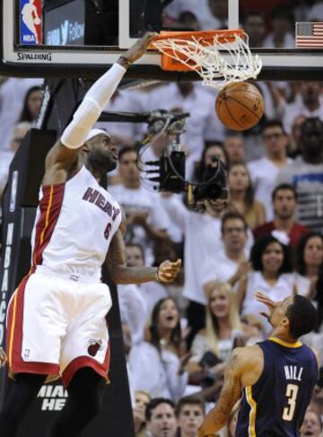 LeBron James realiza un mate durante el cuarto partido de la final del Este ante los Pacers.