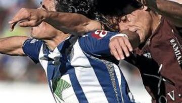 <b>IGUALDAD. </b>Peragón pugna por un balón con Máinz.