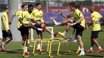 El Barcelona se entrenó ayer por la tare en la Ciutat Esportiva antes de viajar a Viego, donde llegó por la noche.