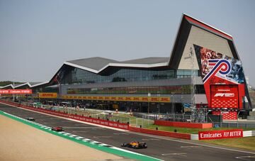 Vista general de la línea de meta del circuito de Silverstone. 