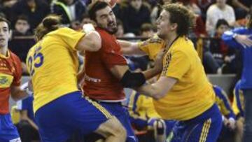 Jorge Maqueda se faja con la defensa sueca.