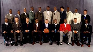 Los jugadores de la clase del draft de la NBA de 1996 posan junto al comisionado David Stern