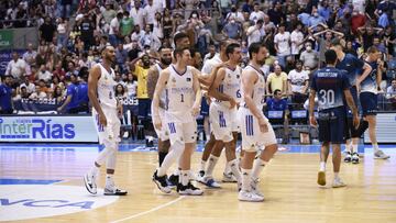 Los jugadores del Madrid celebran la canasta final de Alberto Abalde.