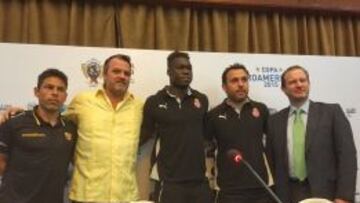 Felipe Caicedo y Sergio Gonz&aacute;lez, este mi&eacute;rcoles en Guayaquil, en la presentaci&oacute;n del partido que medir&aacute; al Espanyol con el Barcelona.