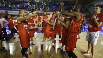 Los jugadores del Fuenlabrada celebran la consecuci&oacute;n de su trofeo.