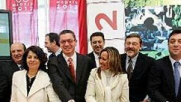 <b>MADRID 2012. </b>El alcalde de Madrid, Alberto Ruiz-Gallardón, posa junto a los representantes de la candidatura olímpica con el 'dossier' presentado el lunes al COI en la sede en Lausana (Suiza).