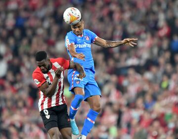 Iñaki Williams y Reinildo Mandava.