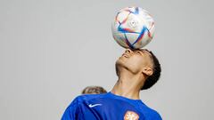 DOHA, QATAR - NOVEMBER 20: Cody Gakpo of Holland  during the  Training MenTraining Holland at the QT6 on November 20, 2022 in Doha Qatar (Photo by Rico Brouwer/Soccrates/Getty Images)