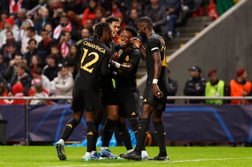 Los jugadores del Real Madrid celebrando el gol de Bellingham.