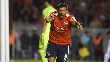 Los Diablos Rojos se hicieron con el goleador de Independiente de Avellaneda, donde anotó 12 goles en la última temporada de la liga de Argentina. En 2014 pudo llegar a la Liga MX con Pumas, pero Boca Juniors frenó dicha posibilidad. Ahora, se espera mucho de él con el Toluca.