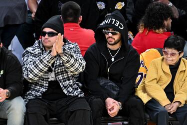 Jesús Ortiz Paz, vocalista del grupo Fuerza Regida, y Moises Lopez, bajista del grupo Fuerza Regida.