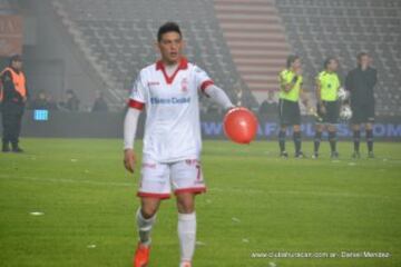 Con 20 años ya guió a su equipo a una final de Copa Sudamericana y su pase, de Huracán, sube cada vez más. 