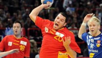 <b>INDIVIDUAL. </b>Chema busca la penetración a la portería nórdica.