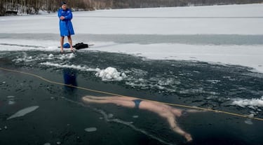 Persiguiendo un récord Guinness bajo el hielo