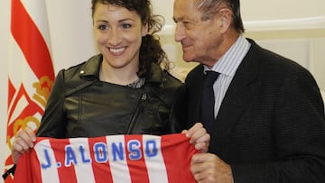 Jessica Alonso, la mejor jugadora de balonmano asturiana, con un recuerdo memorable: la camiseta del Sp&oacute;rting de manos de Vega Arango.