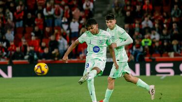 PALMA, 03/12/2024.-El delantero del Barcelona Lamine Yamal (i) durante el partido de LaLiga de la jornada 19 entre el Real Mallorca y el Barcelona, que se disputa este martes en el estadio de Son Moix.- EFE/ Cati Cladera