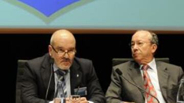 <b>UNA CONVOCATORIA COMPLICADA. </b>Miguel Concepción, en imagen captada anoche en la Junta General de Accionistas, vivió una jornada con algunos momentos difíciles.