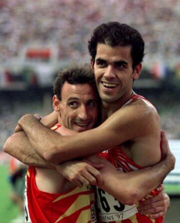 Fermín Cacho (plata) y Reyes Estévez (bronce) celebran sus medallas en los Mundiales de Atenas de 1997. Cacho añadió esa plata a la otra que consiguió en unos Mundiales, fue en los disputados en Stuttgart en 1993.