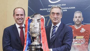 Javier Lozano presenta la Supercopa de España junto al alcalde de Guadalajara.